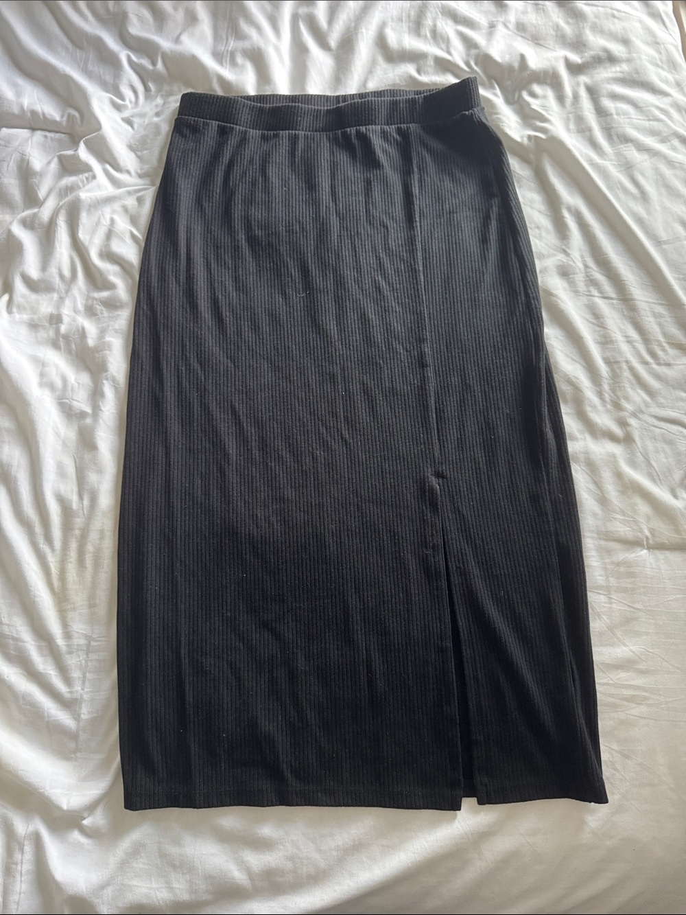 Classic Black Ribbed Midi Skirt with Side Slit